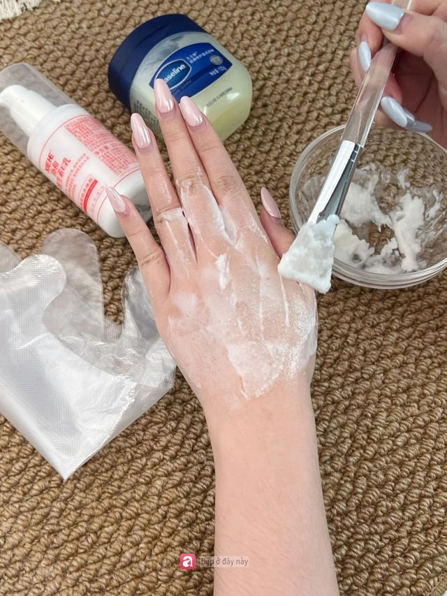 Chỉ d&ugrave;ng Vaseline v&agrave; vitamin E, c&ocirc; g&aacute;i trẻ duy tr&igrave; đ&ocirc;i tay mềm mịn nhờ &ldquo;mặt nạ tay cho người lười&rdquo; - Ảnh 4.