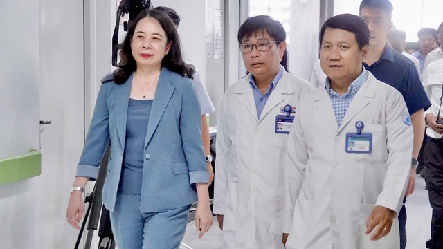 Ấm &aacute;p t&igrave;nh thương: Ph&oacute; Chủ tịch nước V&otilde; Thị &Aacute;nh Xu&acirc;n thăm v&agrave; trao qu&agrave; cho bệnh nhi nh&acirc;n dịp Quốc tế Thiếu nhi 1/6 - Ảnh 2.