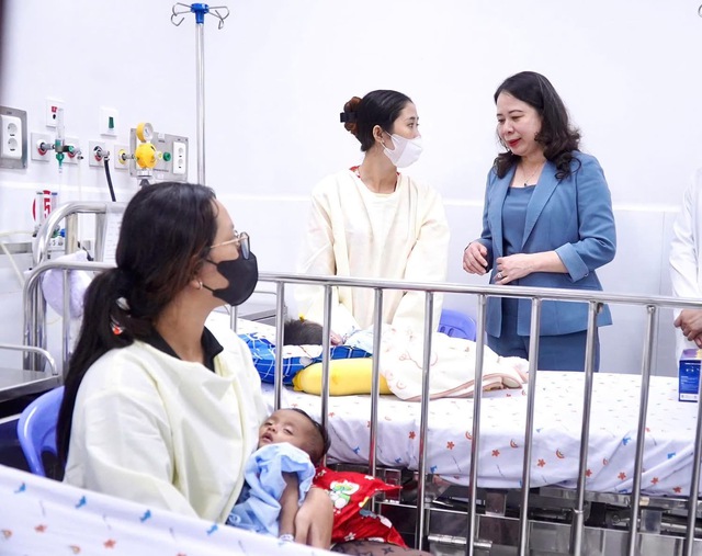 Ấm &aacute;p t&igrave;nh thương: Ph&oacute; Chủ tịch nước V&otilde; Thị &Aacute;nh Xu&acirc;n thăm v&agrave; trao qu&agrave; cho bệnh nhi nh&acirc;n dịp Quốc tế Thiếu nhi 1/6 - Ảnh 6.