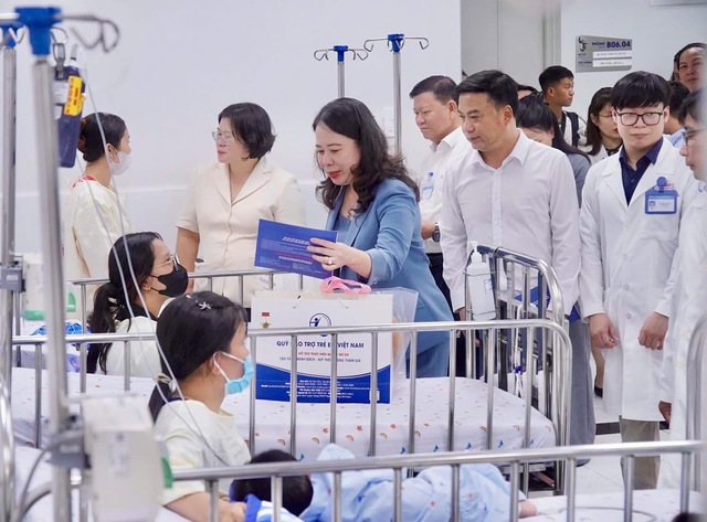 Ấm &aacute;p t&igrave;nh thương: Ph&oacute; Chủ tịch nước V&otilde; Thị &Aacute;nh Xu&acirc;n thăm v&agrave; trao qu&agrave; cho bệnh nhi nh&acirc;n dịp Quốc tế Thiếu nhi 1/6 - Ảnh 4.