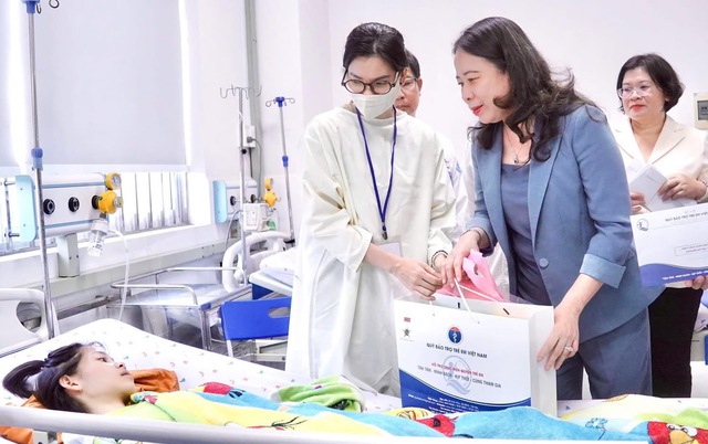 Ấm &aacute;p t&igrave;nh thương: Ph&oacute; Chủ tịch nước V&otilde; Thị &Aacute;nh Xu&acirc;n thăm v&agrave; trao qu&agrave; cho bệnh nhi nh&acirc;n dịp Quốc tế Thiếu nhi 1/6 - Ảnh 5.