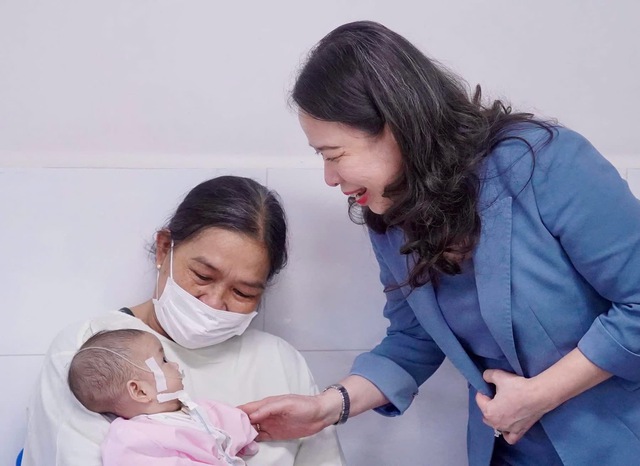 Ấm &aacute;p t&igrave;nh thương: Ph&oacute; Chủ tịch nước V&otilde; Thị &Aacute;nh Xu&acirc;n thăm v&agrave; trao qu&agrave; cho bệnh nhi nh&acirc;n dịp Quốc tế Thiếu nhi 1/6 - Ảnh 3.