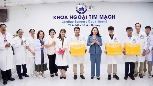 Ấm &aacute;p t&igrave;nh thương: Ph&oacute; Chủ tịch nước V&otilde; Thị &Aacute;nh Xu&acirc;n thăm v&agrave; trao qu&agrave; cho bệnh nhi nh&acirc;n dịp Quốc tế Thiếu nhi 1/6 - Ảnh 7.