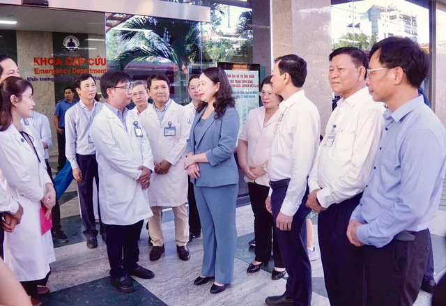 Ấm &aacute;p t&igrave;nh thương: Ph&oacute; Chủ tịch nước V&otilde; Thị &Aacute;nh Xu&acirc;n thăm v&agrave; trao qu&agrave; cho bệnh nhi nh&acirc;n dịp Quốc tế Thiếu nhi 1/6 - Ảnh 1.