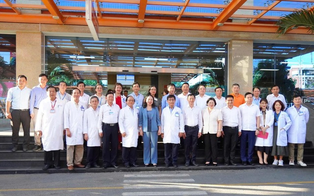 Ấm &aacute;p t&igrave;nh thương: Ph&oacute; Chủ tịch nước V&otilde; Thị &Aacute;nh Xu&acirc;n thăm v&agrave; trao qu&agrave; cho bệnh nhi nh&acirc;n dịp Quốc tế Thiếu nhi 1/6 - Ảnh 8.