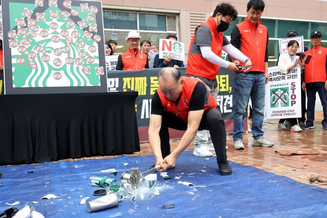 3 lần Starbucks bị tẩy chay: Lần gần nhất mới cách đây 5 ngày- Ảnh 1. 3 lần Starbucks bị tẩy chay: Lần gần nhất mới cách đây 5 ngày- Ảnh 1.