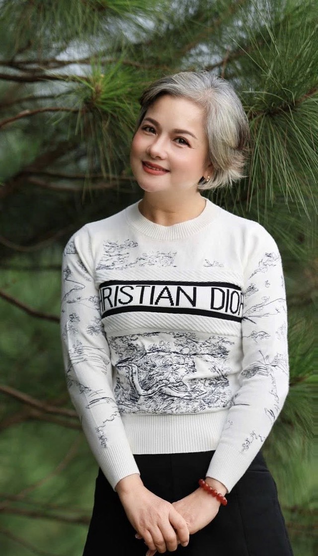 Cuộc sống vi&ecirc;n m&atilde;n b&ecirc;n chồng t&agrave;i tử của nữ NSND mang h&agrave;m đại t&aacute;, t&oacute;c bạc trắng vẫn đẹp - Ảnh 5.