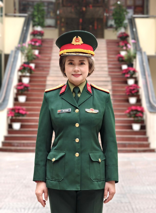 Cuộc sống vi&ecirc;n m&atilde;n b&ecirc;n chồng t&agrave;i tử của nữ NSND mang h&agrave;m đại t&aacute;, t&oacute;c bạc trắng vẫn đẹp - Ảnh 3.