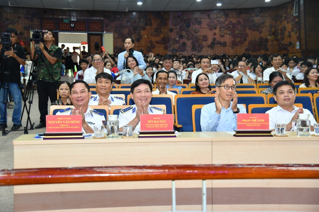 Bộ Tư lệnh V&ugrave;ng Cảnh s&aacute;t biển 4 tổ chức th&agrave;nh c&ocirc;ng v&ograve;ng chung kết khu vực Cuộc thi &ldquo;Em y&ecirc;u biển, đảo qu&ecirc; hương&rdquo; - Ảnh 2.