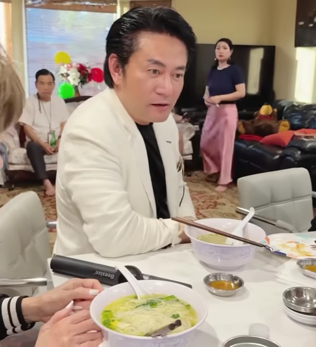 Nam diễn viên ở Mỹ trầm cảm, về Việt Nam: "Tôi đi dự sự kiện liên tục, tươi hơn hẳn"- Ảnh 1. Nam diễn viên ở Mỹ trầm cảm, về Việt Nam: "Tôi đi dự sự kiện liên tục, tươi hơn hẳn"- Ảnh 1.