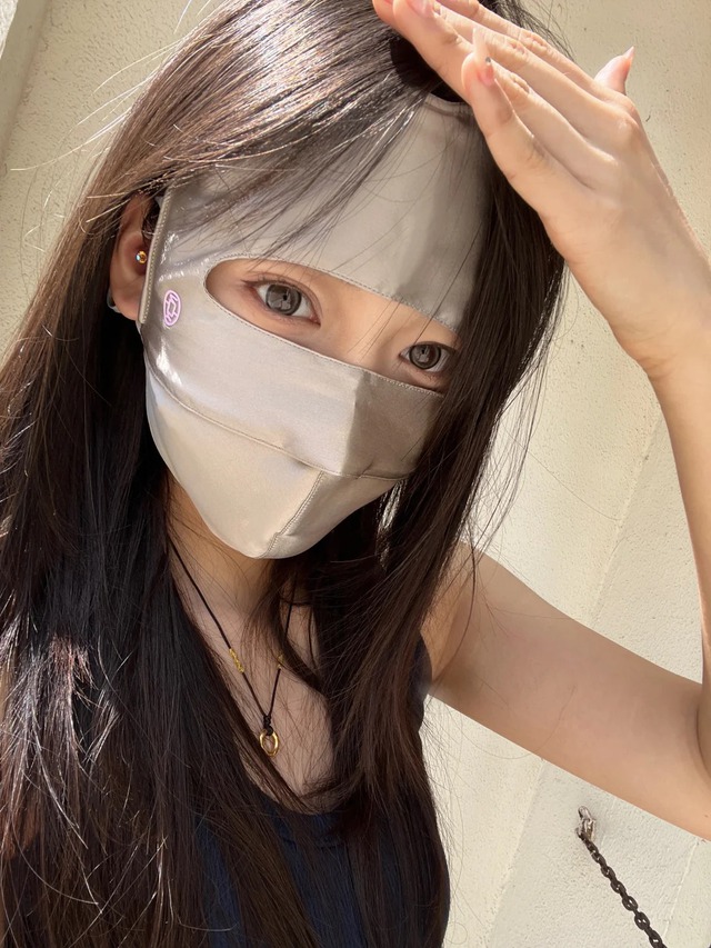 Nắng 40 độ, mặc k&iacute;n như ninja vẫn chưa đủ: Đ&acirc;y mới l&agrave; c&aacute;ch bảo vệ da đ&uacute;ng nhất - Ảnh 2.