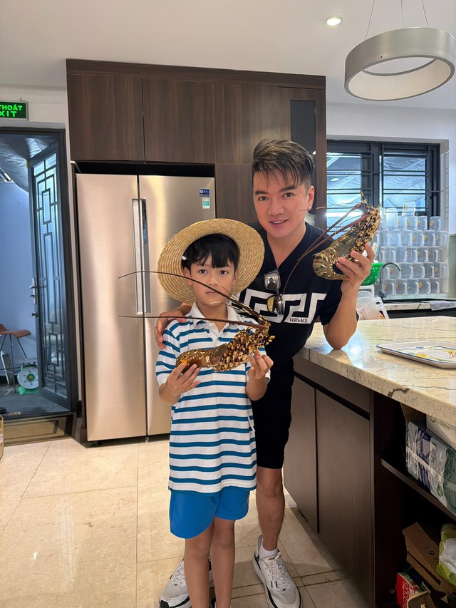 Hai "&ocirc;ng ho&agrave;ng nhạc Việt" đ&igrave;nh đ&aacute;m đi b&aacute;n c&agrave; ph&ecirc; ở tuổi 50: Ở vậy sau ly h&ocirc;n, chỉ lo l&agrave;m ăn, chăm con - Ảnh 3.