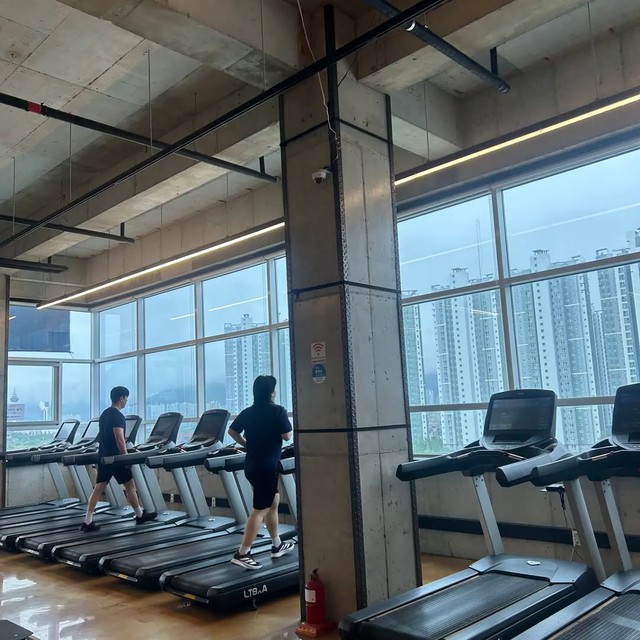 &ldquo;Ngh&egrave;o thời gian&rdquo;, d&acirc;n văn ph&ograve;ng biến 1 tiếng nghỉ trưa th&agrave;nh khung giờ v&agrave;ng: Đi tập gym, đi học th&ecirc;m thay v&igrave; ngủ gục tr&ecirc;n b&agrave;n- Ảnh 1.