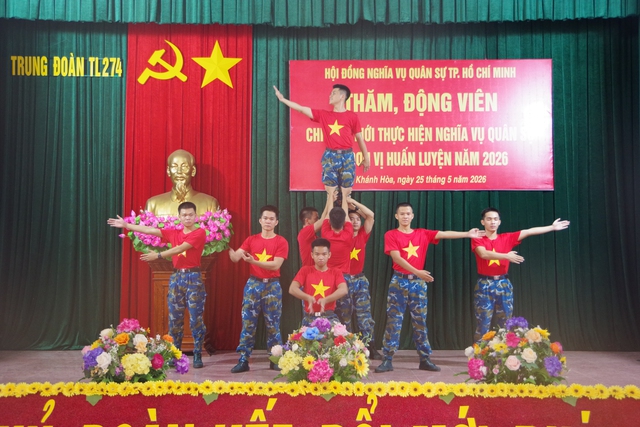 Đoàn công tác Hội đồng nghĩa vụ quân sự TP Hồ Chí Minh thăm, động viên các đồng chí huấn luyện chiến sỹ mới tại Tiểu đoàn huấn luyện chiến sĩ mới 2 của Trung đoàn 274, Sư đoàn 377 - Ảnh 1.