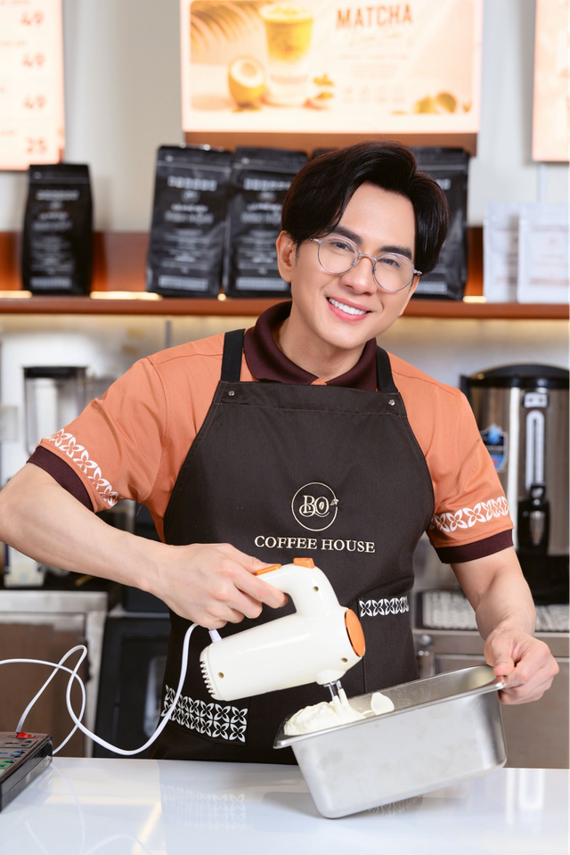 Ca sĩ hạng A đi b&aacute;n c&agrave; ph&ecirc; ở phường T&acirc;n Định, TP.HCM được 200 người ủng hộ: Thần tượng giới trẻ một thời, t&agrave;i sản đếm kh&ocirc;ng xuể- Ảnh 2.