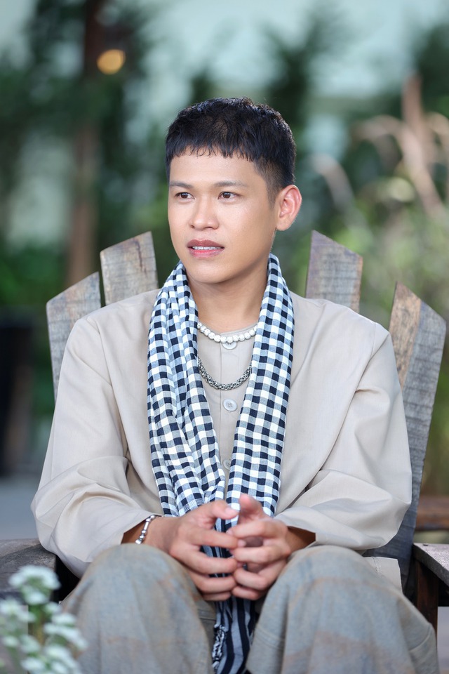 Nghệ sĩ xuất thân miền Tây bị ung thư, nay tái xuất rực rỡ với bản hit về quân nhân hot cả nước- Ảnh 5. Nghệ sĩ xuất thân miền Tây bị ung thư, nay tái xuất rực rỡ với bản hit về quân nhân hot cả nước- Ảnh 5.