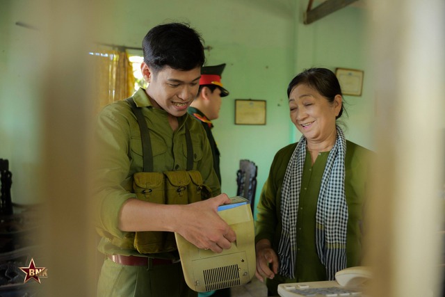 Nghệ sĩ xuất thân miền Tây bị ung thư, nay tái xuất rực rỡ với bản hit về quân nhân hot cả nước- Ảnh 3. Nghệ sĩ xuất thân miền Tây bị ung thư, nay tái xuất rực rỡ với bản hit về quân nhân hot cả nước- Ảnh 3.