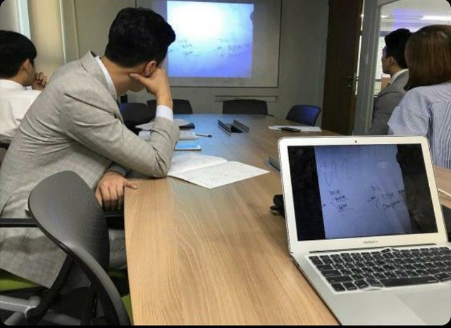 “Ngày làm việc vô tận”: Hàng trăm email và cuộc họp phát sinh, 21h rời văn phòng và không còn sau đó nữa- Ảnh 1. “Ngày làm việc vô tận”: Hàng trăm email và cuộc họp phát sinh, 21h rời văn phòng và không còn sau đó nữa- Ảnh 1.