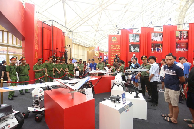 Ki&ecirc;n định bảo vệ tư duy Đại hội XIV về ph&aacute;t triển c&ocirc;ng nghiệp an ninh hiện đại trước sự tấn c&ocirc;ng m&atilde;nh liệt của c&aacute;c thế lực th&ugrave; dịch (Kỳ 2) - Ảnh 1.