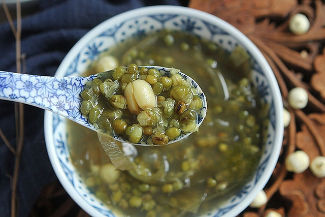Chuy&ecirc;n gia gợi &yacute; 4 thực phẩm gi&aacute; rẻ gi&uacute;p cơ thể "hạ nhiệt" v&agrave;o m&ugrave;a h&egrave;, ngủ ngon hơn v&agrave; tăng sức đề kh&aacute;ng - Ảnh 1.