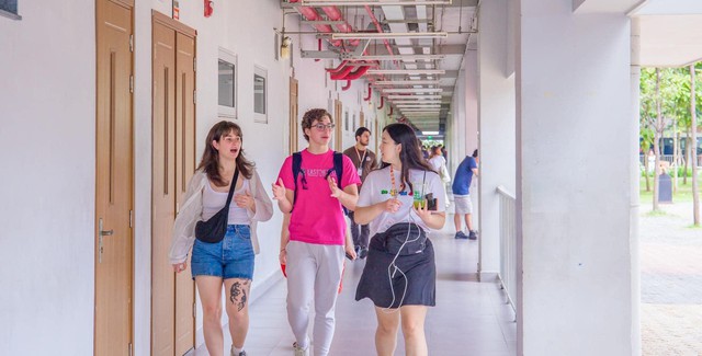 Từ lớp học 20 người đến chuẩn kiểm định ch&acirc;u &Acirc;u: H&agrave;nh tr&igrave;nh kh&aacute;c biệt của sinh vi&ecirc;n Ng&ocirc;n ngữ FPTU- Ảnh 1.