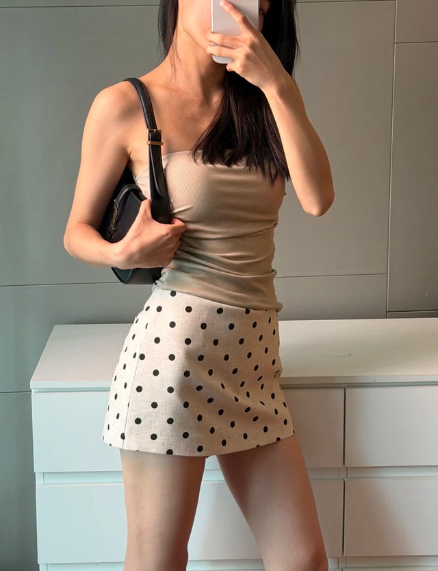 Không ngờ một chiếc chân váy chấm bi lại có thể khiến có được set đồ sang và cuốn hút đến vậy - Ảnh 3.