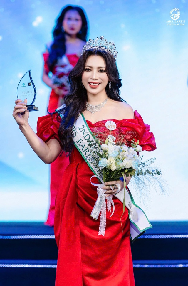 Nhan sắc cựu sinh vi&ecirc;n Học viện Hậu Cần - Hồng Mến vừa th&agrave;nh &aacute; hậu Mrs Earh Vietnam 2026 - Ảnh 1.