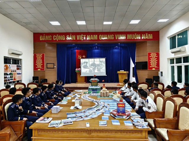 Hải đo&agrave;n 11/ Bộ Tư lệnh V&ugrave;ng Cảnh s&aacute;t biển s&ocirc;i nổi c&aacute;c hoạt động ch&agrave;o mừng Ng&agrave;y Giải ph&oacute;ng miền Nam 30/4 v&agrave; Quốc tế Lao động 01/5 - Ảnh 2.