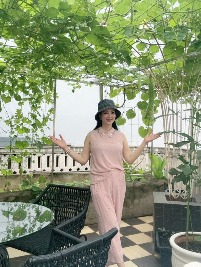 Mẹ đơn th&acirc;n U60 khoe body đẹp "mướt mắt", ở biệt thự nguy nga như cung điện, l&agrave; hoa hậu đ&igrave;nh đ&aacute;m 1 thời - Ảnh 8.