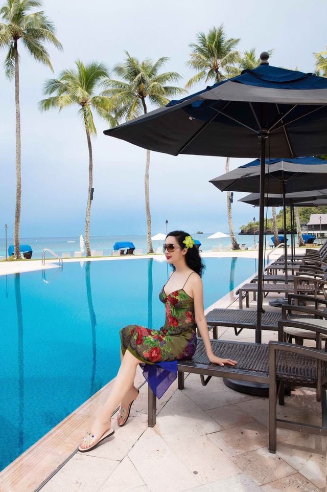 Mẹ đơn th&acirc;n U60 khoe body đẹp "mướt mắt", ở biệt thự nguy nga như cung điện, l&agrave; hoa hậu đ&igrave;nh đ&aacute;m 1 thời - Ảnh 4.