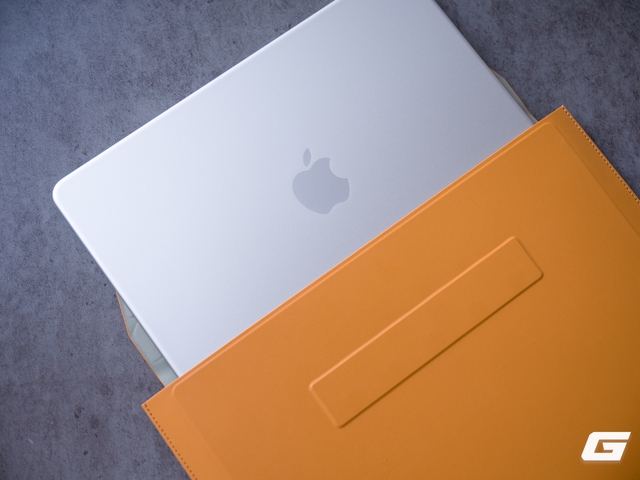 Đ&acirc;y l&agrave; chiếc t&uacute;i &ldquo;mua 1 được 2&rdquo; cho MacBook Neo: vừa bảo vệ, vừa l&agrave;m gi&aacute; đỡ cực tiện- Ảnh 7.