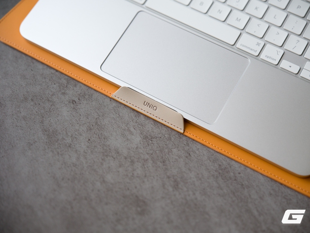 Đ&acirc;y l&agrave; chiếc t&uacute;i &ldquo;mua 1 được 2&rdquo; cho MacBook Neo: vừa bảo vệ, vừa l&agrave;m gi&aacute; đỡ cực tiện- Ảnh 11.