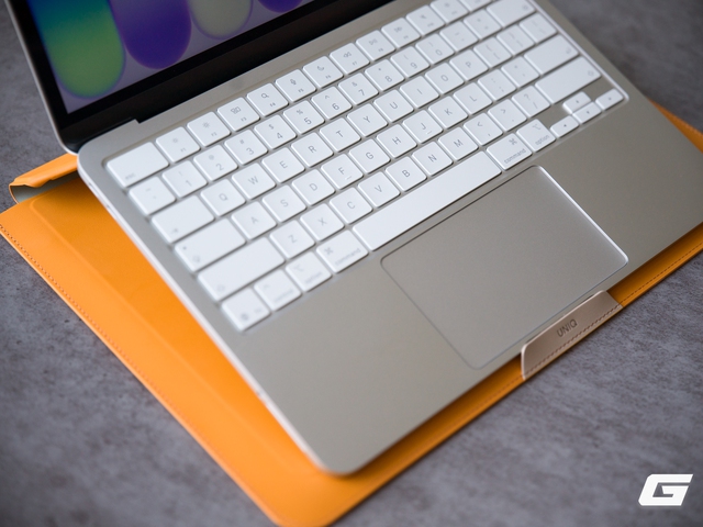 Đ&acirc;y l&agrave; chiếc t&uacute;i &ldquo;mua 1 được 2&rdquo; cho MacBook Neo: vừa bảo vệ, vừa l&agrave;m gi&aacute; đỡ cực tiện- Ảnh 8.