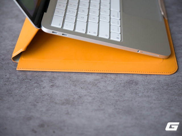Đ&acirc;y l&agrave; chiếc t&uacute;i &ldquo;mua 1 được 2&rdquo; cho MacBook Neo: vừa bảo vệ, vừa l&agrave;m gi&aacute; đỡ cực tiện- Ảnh 12.