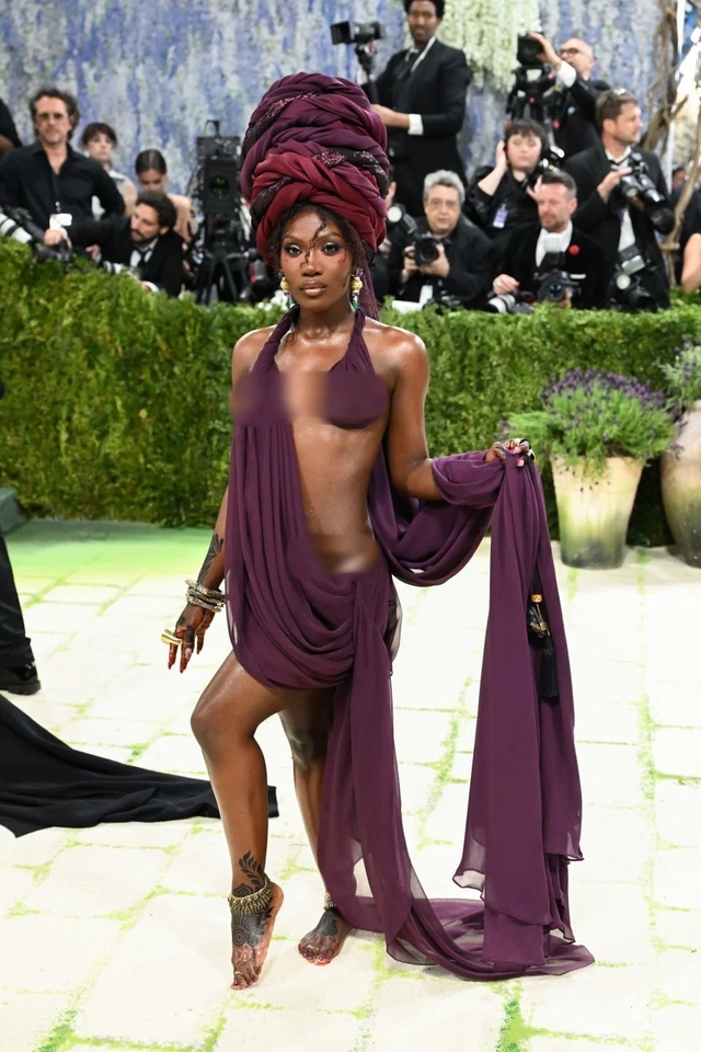 7 m&agrave;n l&ecirc;n đồ hở bạo nhất Met Gala 2026: Kylie Jenner, Tyla chưa bằng t&igrave;nh cũ Ronaldo - Ảnh 13.