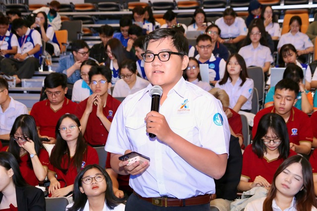 Thanh ni&ecirc;n TP. Hồ Ch&iacute; Minh ti&ecirc;n phong l&agrave;m chủ c&ocirc;ng nghệ: Khai mạc chương tr&igrave;nh tập huấn n&acirc;ng cao năng lực số v&agrave; ứng dụng AI năm 2026 - Ảnh 4.