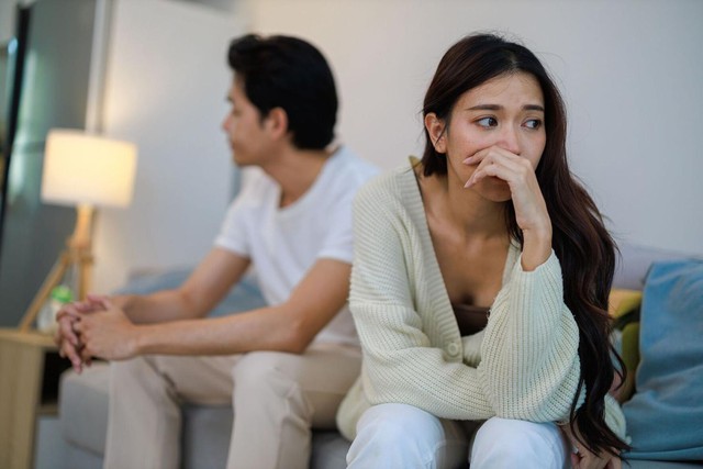 Chồng c&oacute; quyền chu cấp cho bố mẹ m&agrave; kh&ocirc;ng cần hỏi vợ kh&ocirc;ng? T&ocirc;i hỏi c&acirc;u đ&oacute; v&agrave; su&yacute;t mất chồng- Ảnh 1.