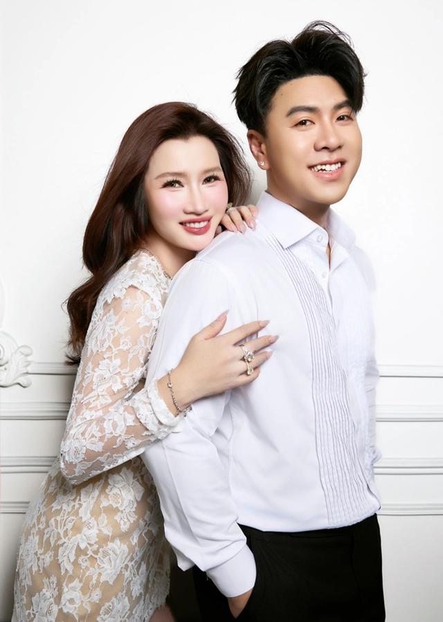 Mẹ đơn thân 3 con, giàu có vừa lấy nam ca sĩ Việt nổi đình đám một thời: "Chồng tôi rất ngoan"- Ảnh 1.