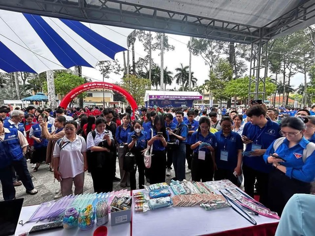 Trạm Kỹ năng số cơ bản: Trang bị &ldquo;l&aacute; chắn số&rdquo; cho người d&acirc;n tại Ng&agrave;y hội &ldquo;Điểm chạm số&rdquo; 2026 - Ảnh 3.