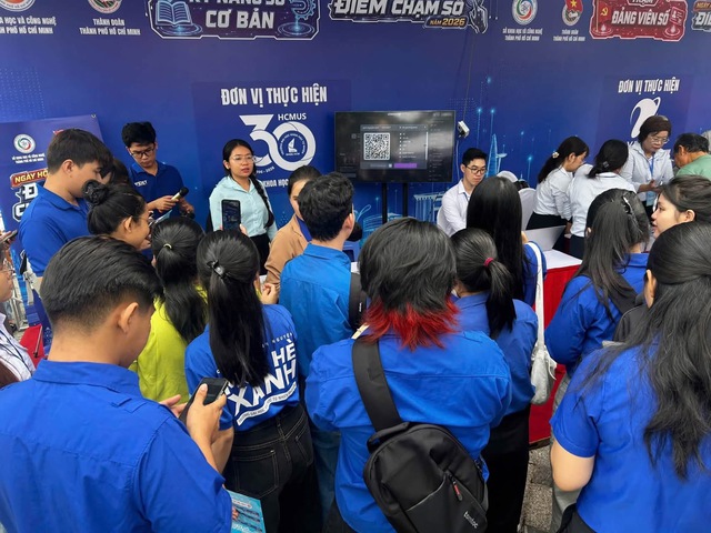 Trạm Kỹ năng số cơ bản: Trang bị &ldquo;l&aacute; chắn số&rdquo; cho người d&acirc;n tại Ng&agrave;y hội &ldquo;Điểm chạm số&rdquo; 2026 - Ảnh 4.