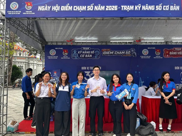 Trạm Kỹ năng số cơ bản: Trang bị &ldquo;l&aacute; chắn số&rdquo; cho người d&acirc;n tại Ng&agrave;y hội &ldquo;Điểm chạm số&rdquo; 2026 - Ảnh 1.