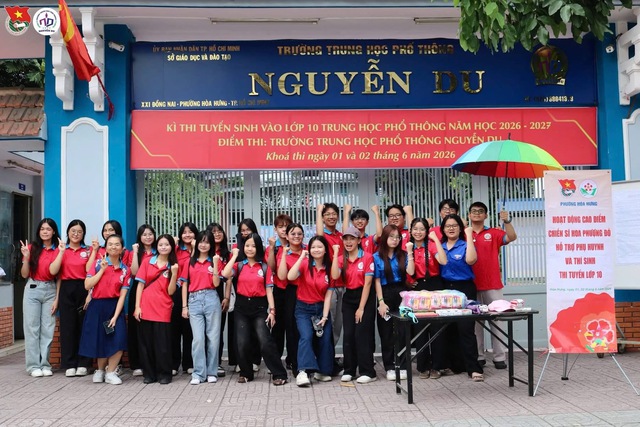 Sắc đỏ Hoa phượng đỏ lan tỏa tại các điểm thi lớp 10 - Ảnh 1.
