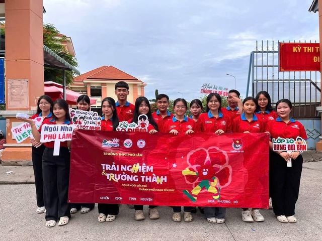 Sắc đỏ Hoa phượng đỏ lan tỏa tại các điểm thi lớp 10 - Ảnh 3.
