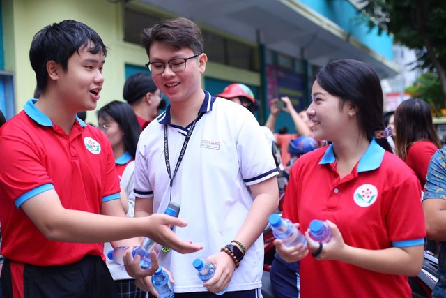 Sắc đỏ Hoa phượng đỏ lan tỏa tại các điểm thi lớp 10 - Ảnh 5.