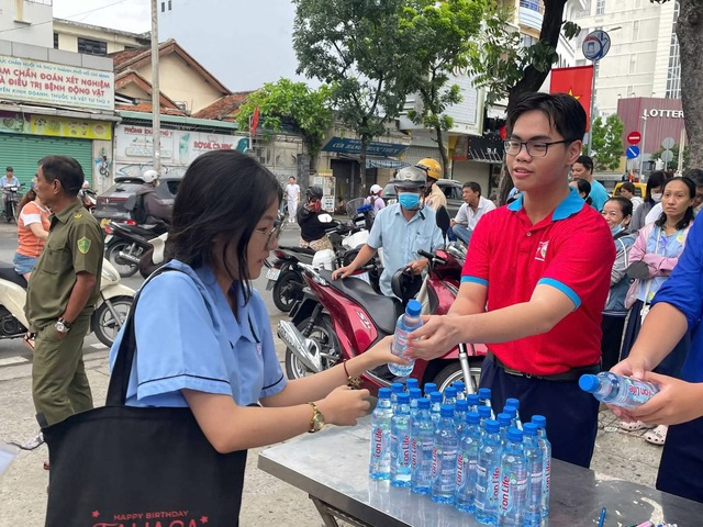Sắc đỏ Hoa phượng đỏ lan tỏa tại các điểm thi lớp 10 - Ảnh 4.