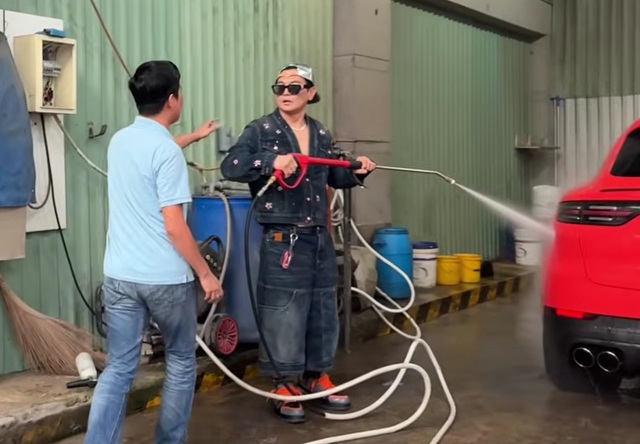 Ca sĩ L&acirc;m H&ugrave;ng 49 tuổi: "Kinh tế kh&oacute; khăn t&ocirc;i phải rửa xe kiếm tiền" - Ảnh 1.
