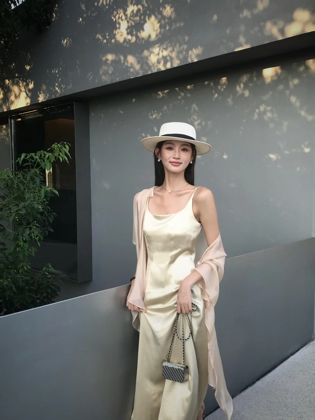 Muốn c&oacute; vẻ ngo&agrave;i "quiet luxury" m&ugrave;a h&egrave;, h&atilde;y bắt đầu từ một chiếc v&aacute;y lụa hai d&acirc;y - Ảnh 5.