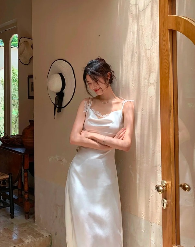 Muốn c&oacute; vẻ ngo&agrave;i "quiet luxury" m&ugrave;a h&egrave;, h&atilde;y bắt đầu từ một chiếc v&aacute;y lụa hai d&acirc;y - Ảnh 6.