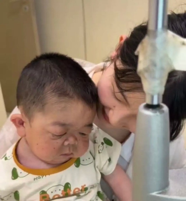 Cảm động t&igrave;nh em g&aacute;i nu&ocirc;i anh trai 25 tuổi mang h&igrave;nh h&agrave;i "trẻ sơ sinh" - Ảnh 3.