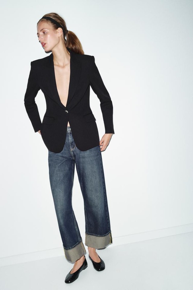 Quần jeans ống rộng vẫn là “vua” của tủ đồ năm 2026: 8 công thức phối đồ giúp bạn mặc đẹp, che khuyết điểm và trông sang hơn - Ảnh 8.